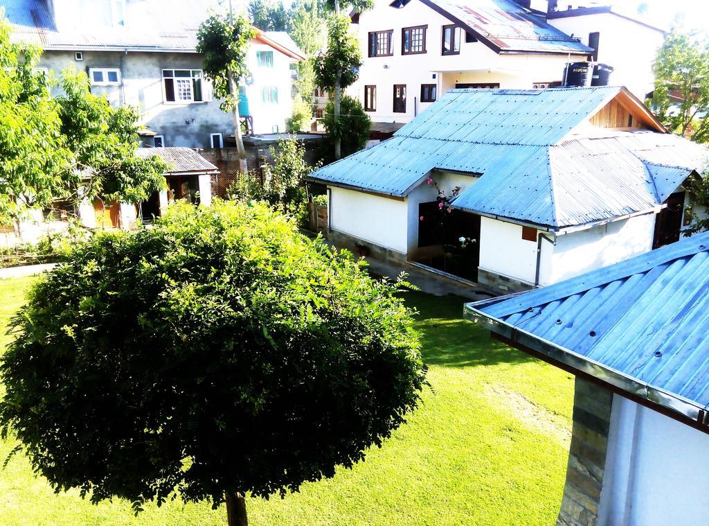 Jeelani Guest House Srīnagar Buitenkant foto